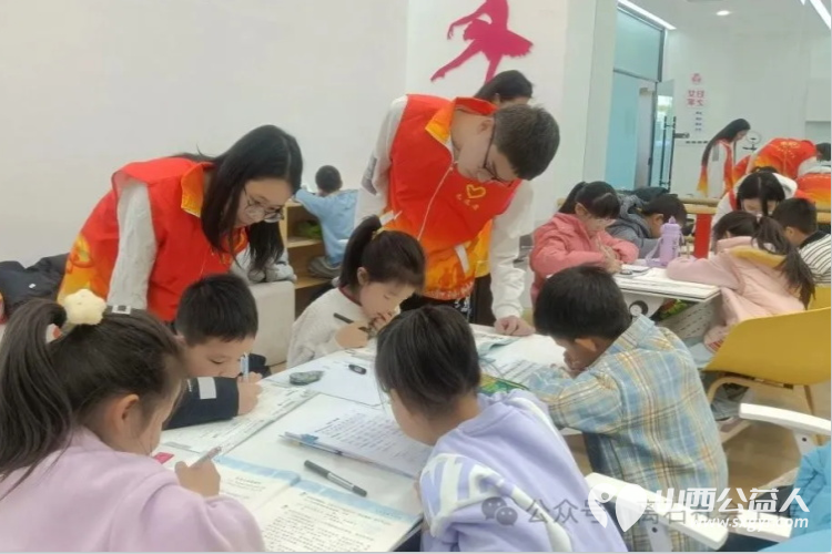 大学生实践赋能暖冬,共青团离石区委推出离石区2025年第一批社区寒假托管上线多元化课程高质量陪伴让孩子开心使家长放心 - 第3张 - 山西公益人 大学生实践赋能暖冬,共青团离石区委推出离石区2025年第一批社区寒假托管上线多元化课程高质量陪伴让孩子开心使家长放心 - 第3张