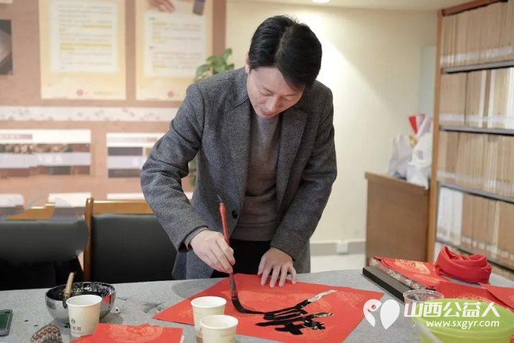 墨香迎新春暖心绘光明 山西省残疾人福利基金会和山西省盲人协会等单位联合举办“我是你的眼”扶盲助盲——送对联贴窗花欢喜迎新年活动 - 第9张