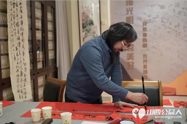 墨香迎新春暖心绘光明 山西省残疾人福利基金会和山西省盲人协会等单位联合举办“我是你的眼”扶盲助盲——送对联贴窗花欢喜迎新年活动 - 第8张