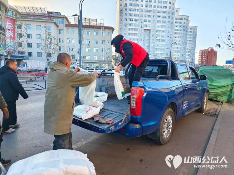新春慰问送温暖情系低保老人(纪实四)介休市敬老协会新春访贫慰问活动向全市346位低保老人每人赠送20斤精粉10斤大米 - 第1张 - 山西公益人 新春慰问送温暖情系低保老人(纪实四)介休市敬老协会新春访贫慰问活动向全市346位低保老人每人赠送20斤精粉10斤大米 - 第1张