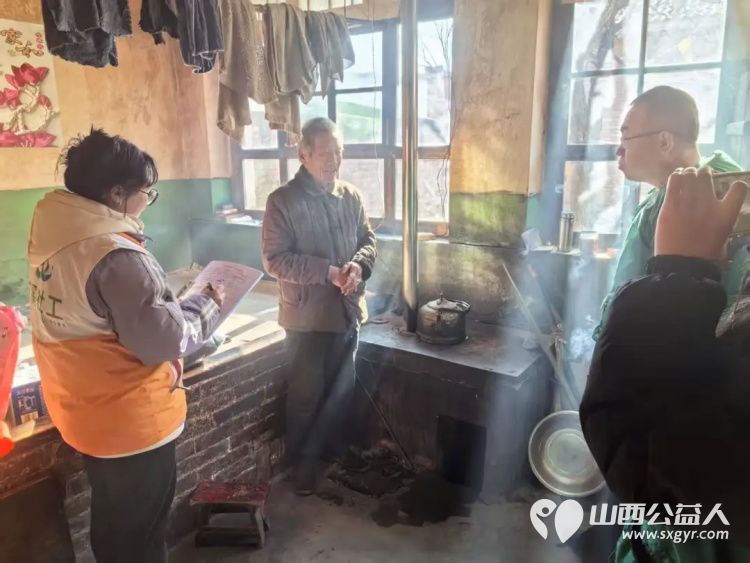 致敬行善者交城县顺风公益协会志愿者与社工走访了七位行善老人的家中为老人们送上了总计8000元的节日与生日慰问金还带去了价值1400元的物资 - 第4张 - 山西公益人 致敬行善者交城县顺风公益协会志愿者与社工走访了七位行善老人的家中为老人们送上了总计8000元的节日与生日慰问金还带去了价值1400元的物资 - 第4张