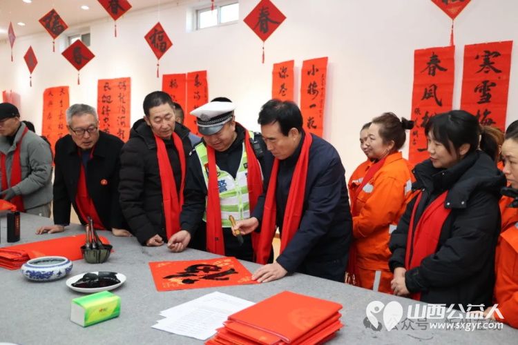 新春将至一场由忻州文化研究院、五台山书画院联合各企业赠对联送福活动在五台山书画院隆重举行 - 第2张 - 山西公益人 新春将至一场由忻州文化研究院、五台山书画院联合各企业赠对联送福活动在五台山书画院隆重举行 - 第2张