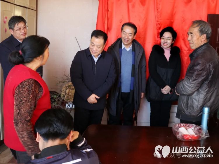 山西省文明办深入原平市云水镇看望慰问道德模范郭改然、陈天文夫妇,为他们送上慰问金及慰问品 - 第2张 - 山西公益人 山西省文明办深入原平市云水镇看望慰问道德模范郭改然、陈天文夫妇,为他们送上慰问金及慰问品 - 第2张