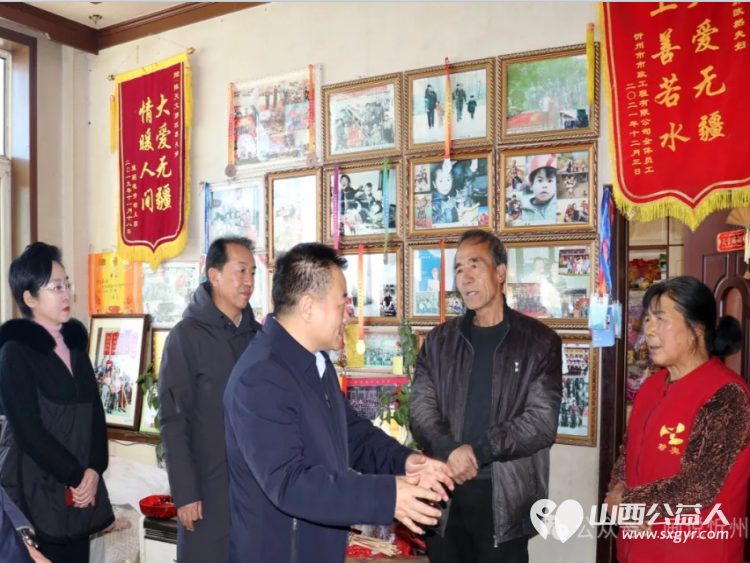 山西省文明办深入原平市云水镇看望慰问道德模范郭改然、陈天文夫妇,为他们送上慰问金及慰问品 - 第3张 - 山西公益人 山西省文明办深入原平市云水镇看望慰问道德模范郭改然、陈天文夫妇,为他们送上慰问金及慰问品 - 第3张