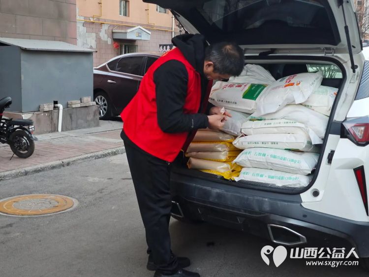 新春慰问送温暖情系低保老人(纪实五)介休市敬老协会新春访贫慰问活动向全市346位低保老人每人赠送20斤精粉10斤大米 - 第1张 - 山西公益人 新春慰问送温暖情系低保老人(纪实五)介休市敬老协会新春访贫慰问活动向全市346位低保老人每人赠送20斤精粉10斤大米 - 第1张