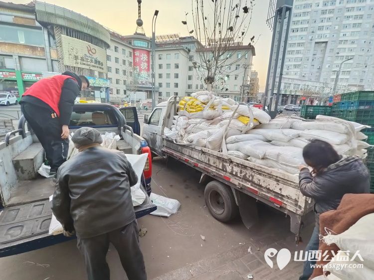 新春慰问送温暖情系低保老人(纪实三)介休市敬老协会新春访贫慰问活动向全市346位低保老人每人赠送20斤精粉10斤大米 - 第1张 - 山西公益人 新春慰问送温暖情系低保老人(纪实三)介休市敬老协会新春访贫慰问活动向全市346位低保老人每人赠送20斤精粉10斤大米 - 第1张