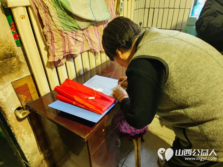 新春慰问送温暖情系低保老人(纪实二)介休市敬老协会新春访贫慰问活动向全市346位低保老人每人赠送20斤精粉10斤大米 - 第1张 - 山西公益人 新春慰问送温暖情系低保老人(纪实二)介休市敬老协会新春访贫慰问活动向全市346位低保老人每人赠送20斤精粉10斤大米 - 第1张