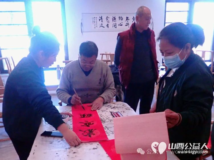 介休市五名书法爱好者走进祥瑞源老年公寓为老年人写春联送万福为老年公寓带去一份温馨送去一份关怀 - 第5张 - 山西公益人 介休市五名书法爱好者走进祥瑞源老年公寓为老年人写春联送万福为老年公寓带去一份温馨送去一份关怀 - 第5张