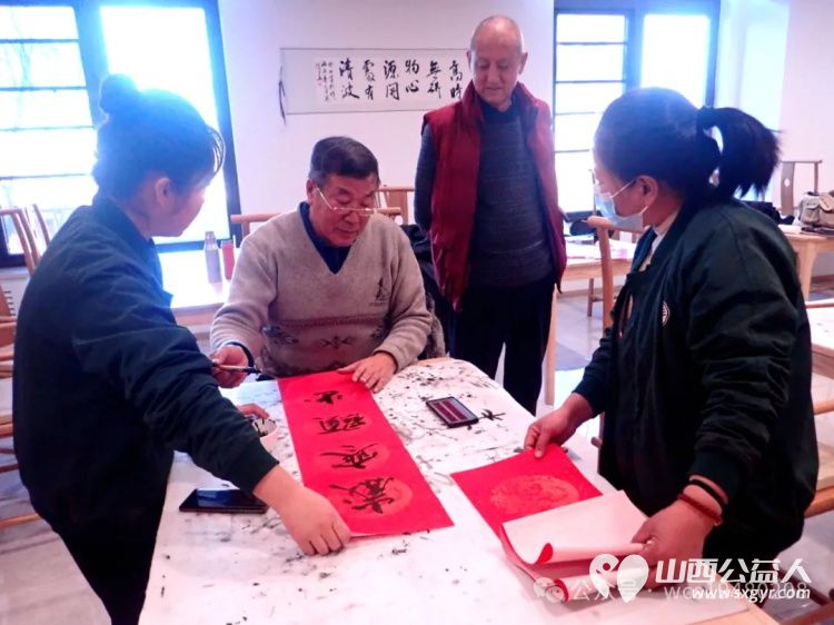 介休市五名书法爱好者走进祥瑞源老年公寓为老年人写春联送万福为老年公寓带去一份温馨送去一份关怀 - 第1张 - 山西公益人 介休市五名书法爱好者走进祥瑞源老年公寓为老年人写春联送万福为老年公寓带去一份温馨送去一份关怀 - 第1张