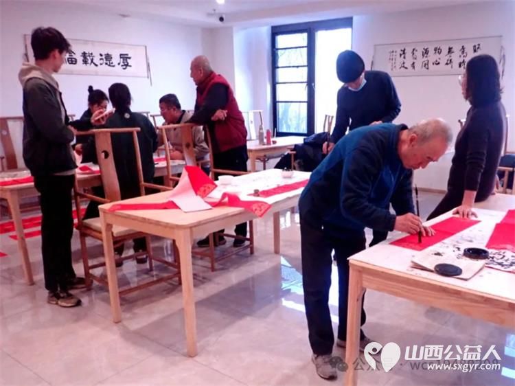 介休市五名书法爱好者走进祥瑞源老年公寓为老年人写春联送万福为老年公寓带去一份温馨送去一份关怀 - 第7张 - 山西公益人 介休市五名书法爱好者走进祥瑞源老年公寓为老年人写春联送万福为老年公寓带去一份温馨送去一份关怀 - 第7张