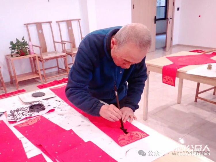 介休市五名书法爱好者走进祥瑞源老年公寓为老年人写春联送万福为老年公寓带去一份温馨送去一份关怀 - 第6张 - 山西公益人 介休市五名书法爱好者走进祥瑞源老年公寓为老年人写春联送万福为老年公寓带去一份温馨送去一份关怀 - 第6张