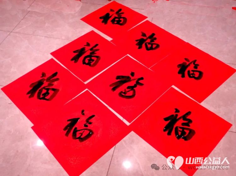 介休市五名书法爱好者走进祥瑞源老年公寓为老年人写春联送万福为老年公寓带去一份温馨送去一份关怀 - 第8张 - 山西公益人 介休市五名书法爱好者走进祥瑞源老年公寓为老年人写春联送万福为老年公寓带去一份温馨送去一份关怀 - 第8张