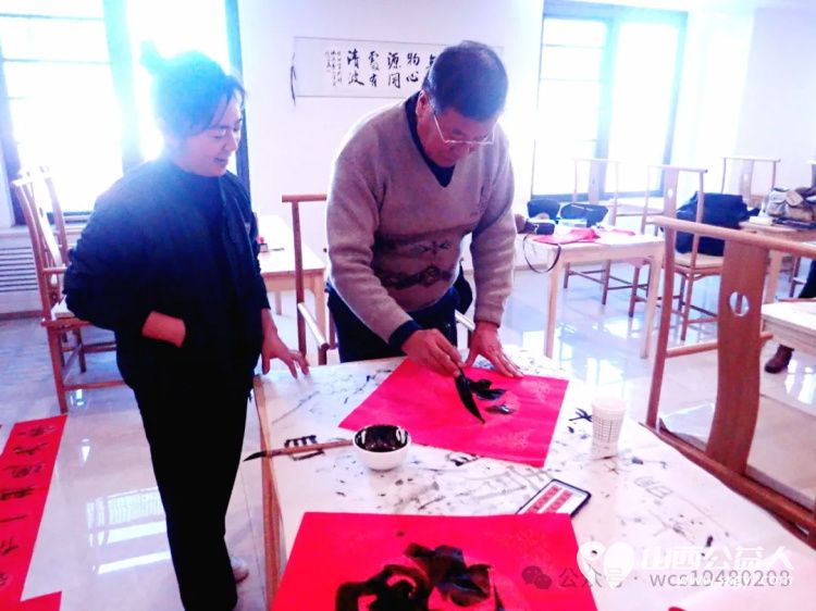 介休市五名书法爱好者走进祥瑞源老年公寓为老年人写春联送万福为老年公寓带去一份温馨送去一份关怀 - 第4张 - 山西公益人 介休市五名书法爱好者走进祥瑞源老年公寓为老年人写春联送万福为老年公寓带去一份温馨送去一份关怀 - 第4张