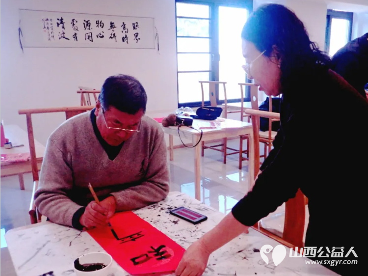 介休市五名书法爱好者走进祥瑞源老年公寓为老年人写春联送万福为老年公寓带去一份温馨送去一份关怀 - 第3张 - 山西公益人 介休市五名书法爱好者走进祥瑞源老年公寓为老年人写春联送万福为老年公寓带去一份温馨送去一份关怀 - 第3张