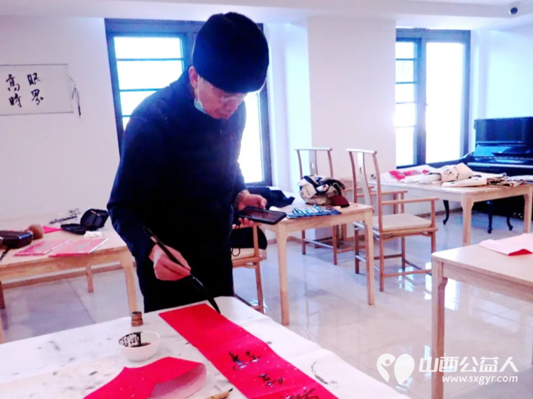 介休市五名书法爱好者走进祥瑞源老年公寓为老年人写春联送万福为老年公寓带去一份温馨送去一份关怀 - 第2张 - 山西公益人 介休市五名书法爱好者走进祥瑞源老年公寓为老年人写春联送万福为老年公寓带去一份温馨送去一份关怀 - 第2张