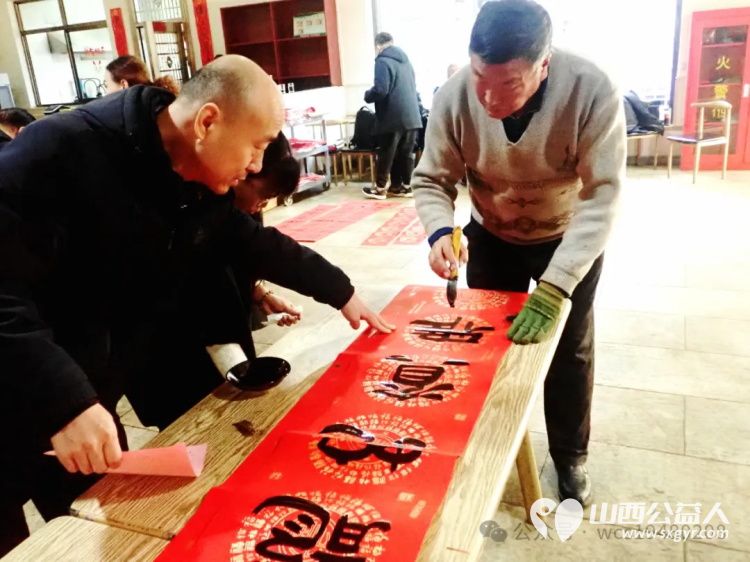 介休老年书画研究会志愿者走进介休市大秦物流公司开展“灵蛇献瑞”写春联送祝福活动为公司员工送上了最挚致的新春祝福 - 第32张 - 山西公益人 介休老年书画研究会志愿者走进介休市大秦物流公司开展“灵蛇献瑞”写春联送祝福活动为公司员工送上了最挚致的新春祝福 - 第32张