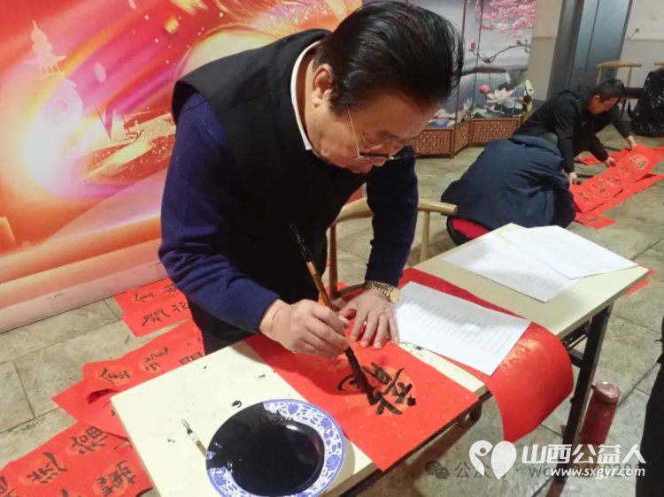 介休老年书画研究会志愿者走进介休市大秦物流公司开展“灵蛇献瑞”写春联送祝福活动为公司员工送上了最挚致的新春祝福 - 第27张 - 山西公益人 介休老年书画研究会志愿者走进介休市大秦物流公司开展“灵蛇献瑞”写春联送祝福活动为公司员工送上了最挚致的新春祝福 - 第27张