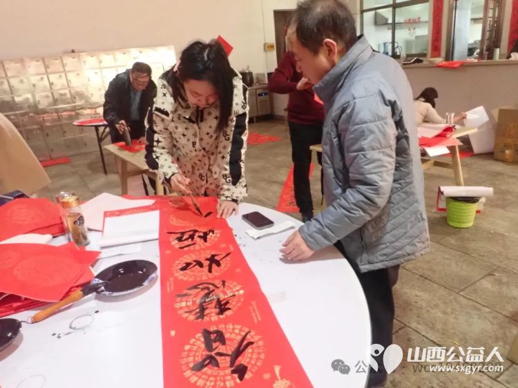 介休老年书画研究会志愿者走进介休市大秦物流公司开展“灵蛇献瑞”写春联送祝福活动为公司员工送上了最挚致的新春祝福 - 第26张 - 山西公益人 介休老年书画研究会志愿者走进介休市大秦物流公司开展“灵蛇献瑞”写春联送祝福活动为公司员工送上了最挚致的新春祝福 - 第26张