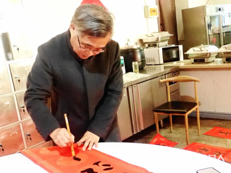 介休老年书画研究会志愿者走进介休市大秦物流公司开展“灵蛇献瑞”写春联送祝福活动为公司员工送上了最挚致的新春祝福 - 第25张 - 山西公益人 介休老年书画研究会志愿者走进介休市大秦物流公司开展“灵蛇献瑞”写春联送祝福活动为公司员工送上了最挚致的新春祝福 - 第25张