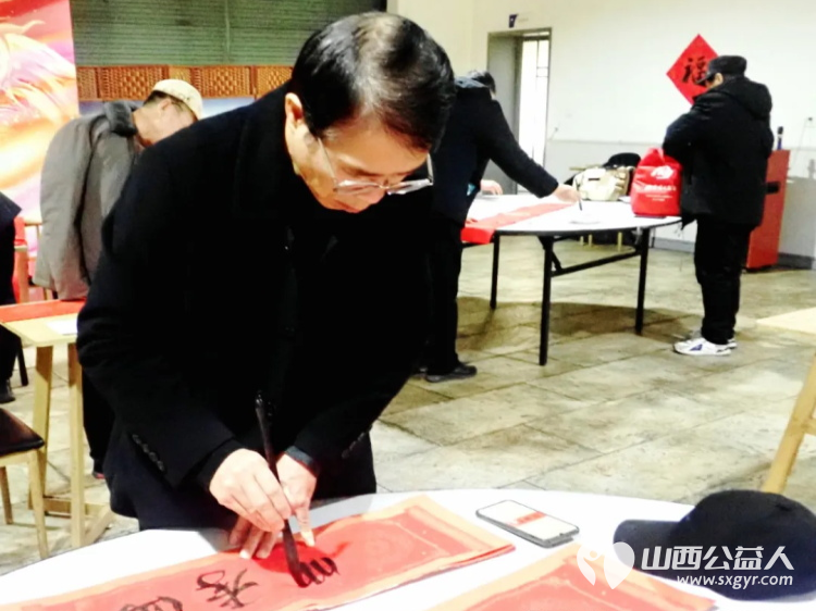 介休老年书画研究会志愿者走进介休市大秦物流公司开展“灵蛇献瑞”写春联送祝福活动为公司员工送上了最挚致的新春祝福 - 第21张 - 山西公益人 介休老年书画研究会志愿者走进介休市大秦物流公司开展“灵蛇献瑞”写春联送祝福活动为公司员工送上了最挚致的新春祝福 - 第21张