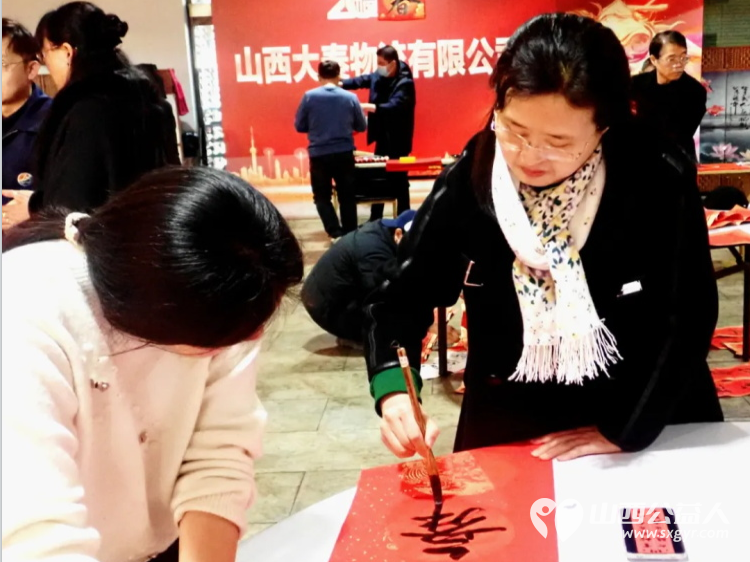 介休老年书画研究会志愿者走进介休市大秦物流公司开展“灵蛇献瑞”写春联送祝福活动为公司员工送上了最挚致的新春祝福 - 第18张 - 山西公益人 介休老年书画研究会志愿者走进介休市大秦物流公司开展“灵蛇献瑞”写春联送祝福活动为公司员工送上了最挚致的新春祝福 - 第18张
