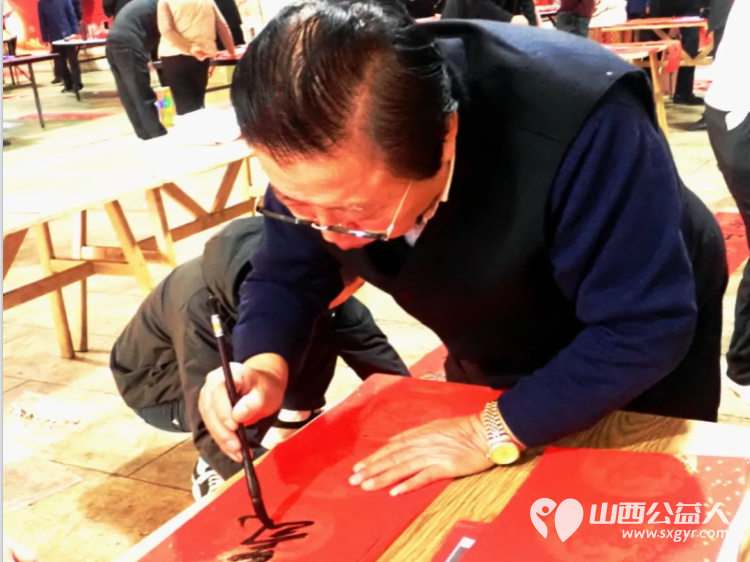 介休老年书画研究会志愿者走进介休市大秦物流公司开展“灵蛇献瑞”写春联送祝福活动为公司员工送上了最挚致的新春祝福 - 第20张 - 山西公益人 介休老年书画研究会志愿者走进介休市大秦物流公司开展“灵蛇献瑞”写春联送祝福活动为公司员工送上了最挚致的新春祝福 - 第20张