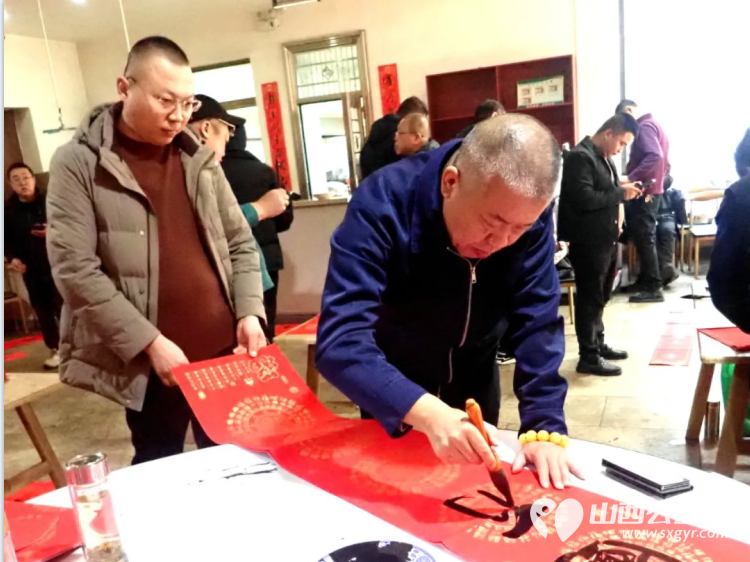 介休老年书画研究会志愿者走进介休市大秦物流公司开展“灵蛇献瑞”写春联送祝福活动为公司员工送上了最挚致的新春祝福 - 第11张 - 山西公益人 介休老年书画研究会志愿者走进介休市大秦物流公司开展“灵蛇献瑞”写春联送祝福活动为公司员工送上了最挚致的新春祝福 - 第11张