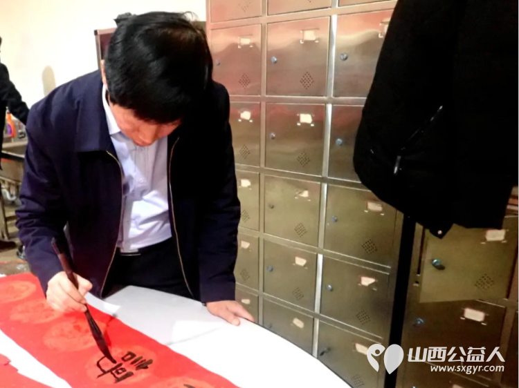 介休老年书画研究会志愿者走进介休市大秦物流公司开展“灵蛇献瑞”写春联送祝福活动为公司员工送上了最挚致的新春祝福 - 第16张 - 山西公益人 介休老年书画研究会志愿者走进介休市大秦物流公司开展“灵蛇献瑞”写春联送祝福活动为公司员工送上了最挚致的新春祝福 - 第16张
