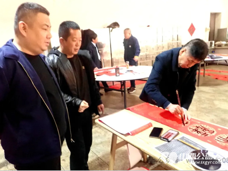 介休老年书画研究会志愿者走进介休市大秦物流公司开展“灵蛇献瑞”写春联送祝福活动为公司员工送上了最挚致的新春祝福 - 第15张 - 山西公益人 介休老年书画研究会志愿者走进介休市大秦物流公司开展“灵蛇献瑞”写春联送祝福活动为公司员工送上了最挚致的新春祝福 - 第15张