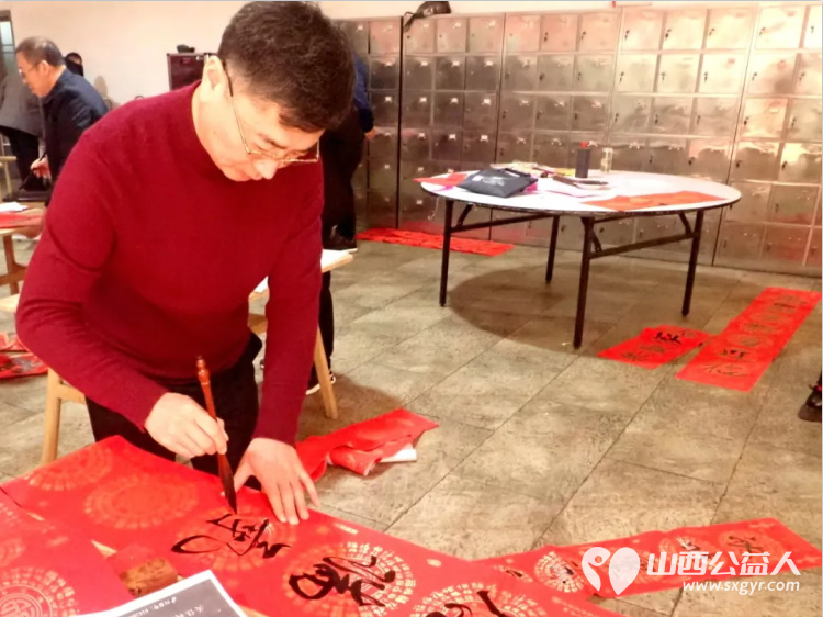 介休老年书画研究会志愿者走进介休市大秦物流公司开展“灵蛇献瑞”写春联送祝福活动为公司员工送上了最挚致的新春祝福 - 第13张 - 山西公益人 介休老年书画研究会志愿者走进介休市大秦物流公司开展“灵蛇献瑞”写春联送祝福活动为公司员工送上了最挚致的新春祝福 - 第13张