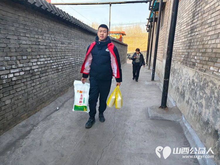 新春慰问送温暖情系低保老人(纪实八)介休市敬老协会新春访贫慰问活动向全市346位低保老人每人赠送20斤精粉10斤大米 - 第1张 - 山西公益人 新春慰问送温暖情系低保老人(纪实八)介休市敬老协会新春访贫慰问活动向全市346位低保老人每人赠送20斤精粉10斤大米 - 第1张