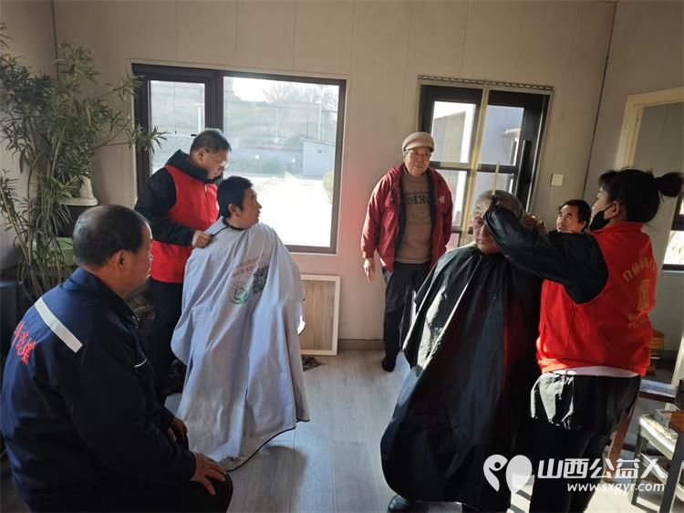 介休市敬老协会敬老爱老助老行动2025年1月18日走进绵山镇常乐村为村里60岁以上所有老人爱心理发 - 第7张 - 山西公益人 介休市敬老协会敬老爱老助老行动2025年1月18日走进绵山镇常乐村为村里60岁以上所有老人爱心理发 - 第7张