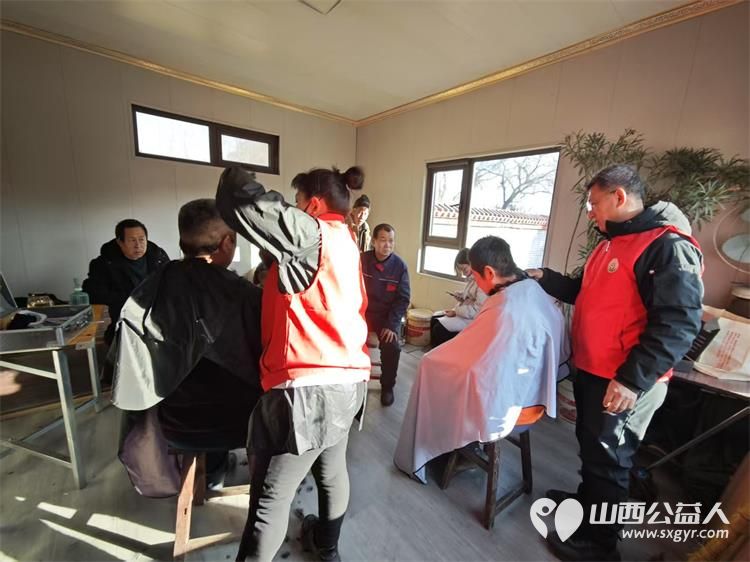 介休市敬老协会敬老爱老助老行动2025年1月18日走进绵山镇常乐村为村里60岁以上所有老人爱心理发 - 第6张 - 山西公益人 介休市敬老协会敬老爱老助老行动2025年1月18日走进绵山镇常乐村为村里60岁以上所有老人爱心理发 - 第6张