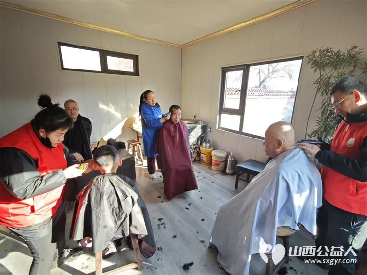 介休市敬老协会敬老爱老助老行动2025年1月18日走进绵山镇常乐村为村里60岁以上所有老人爱心理发 - 第5张 - 山西公益人 介休市敬老协会敬老爱老助老行动2025年1月18日走进绵山镇常乐村为村里60岁以上所有老人爱心理发 - 第5张