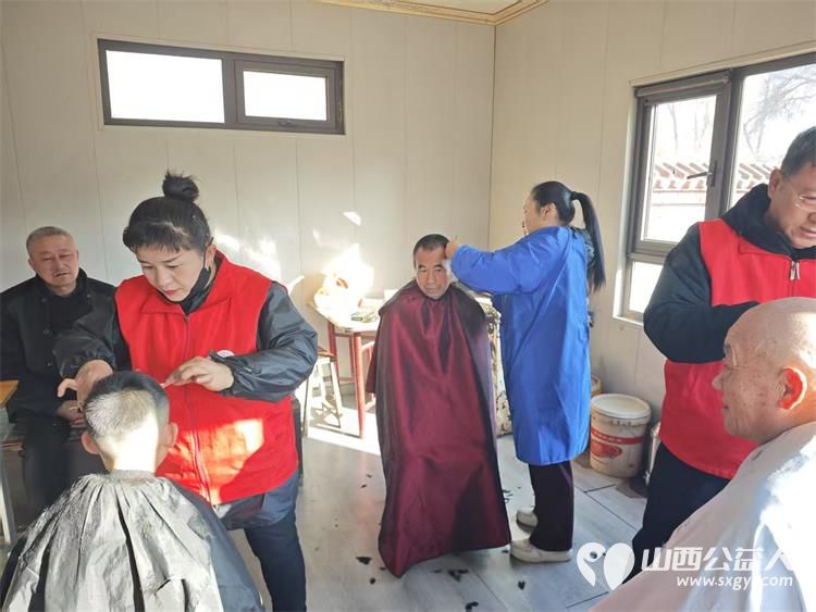 介休市敬老协会敬老爱老助老行动2025年1月18日走进绵山镇常乐村为村里60岁以上所有老人爱心理发 - 第4张 - 山西公益人 介休市敬老协会敬老爱老助老行动2025年1月18日走进绵山镇常乐村为村里60岁以上所有老人爱心理发 - 第4张