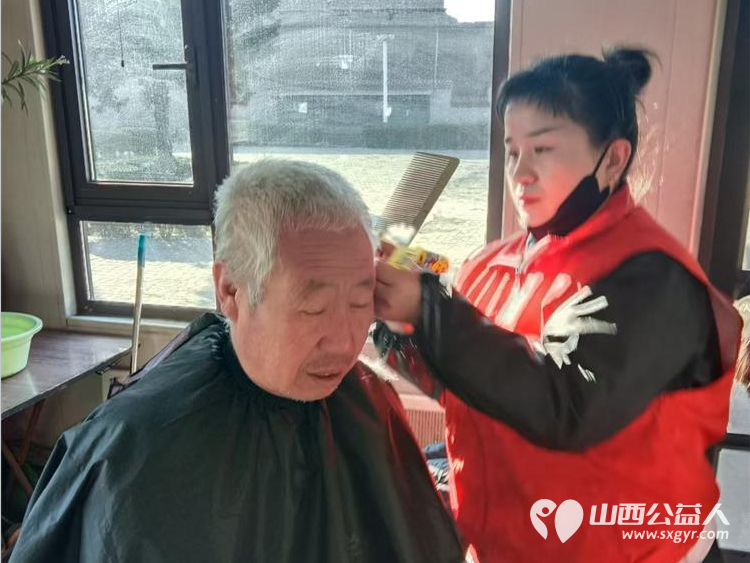 介休市敬老协会敬老爱老助老行动2025年1月18日走进绵山镇常乐村为村里60岁以上所有老人爱心理发 - 第13张 - 山西公益人 介休市敬老协会敬老爱老助老行动2025年1月18日走进绵山镇常乐村为村里60岁以上所有老人爱心理发 - 第13张