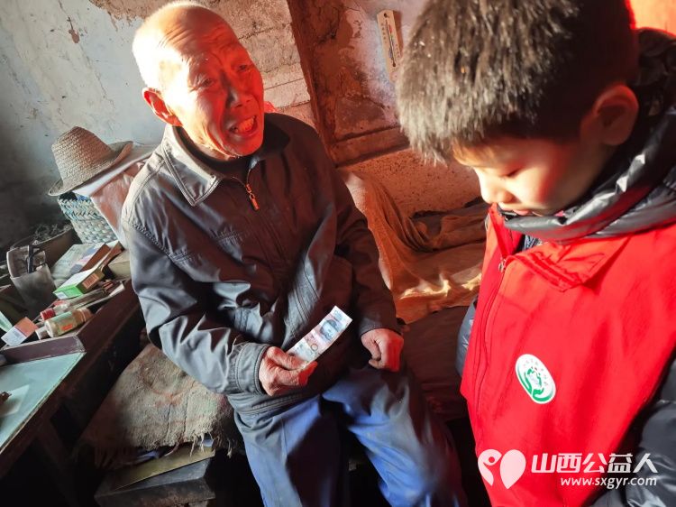 介休市敬老协会走进绵山镇常乐村入户特困老人乔玉琪家中为老人料理家务为老人包饺子 - 第8张 - 山西公益人 介休市敬老协会走进绵山镇常乐村入户特困老人乔玉琪家中为老人料理家务为老人包饺子 - 第8张