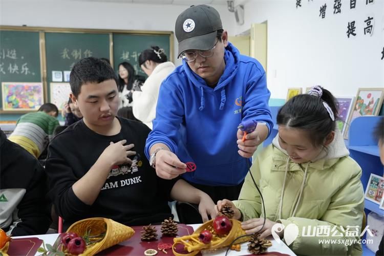 太原华盛天传媒的志愿者来到太原市灵星社区服务中心给孤独症孩子们上了一堂手工课并品尝到了新鲜可口的糖葫芦 - 第3张 - 山西公益人 太原华盛天传媒的志愿者来到太原市灵星社区服务中心给孤独症孩子们上了一堂手工课并品尝到了新鲜可口的糖葫芦 - 第3张