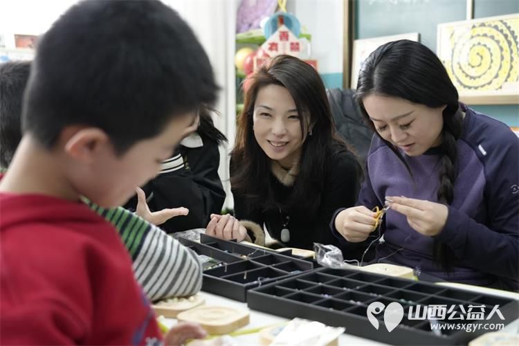 太原华盛天传媒的志愿者来到太原市灵星社区服务中心给孤独症孩子们上了一堂手工课并品尝到了新鲜可口的糖葫芦 - 第2张 - 山西公益人 太原华盛天传媒的志愿者来到太原市灵星社区服务中心给孤独症孩子们上了一堂手工课并品尝到了新鲜可口的糖葫芦 - 第2张