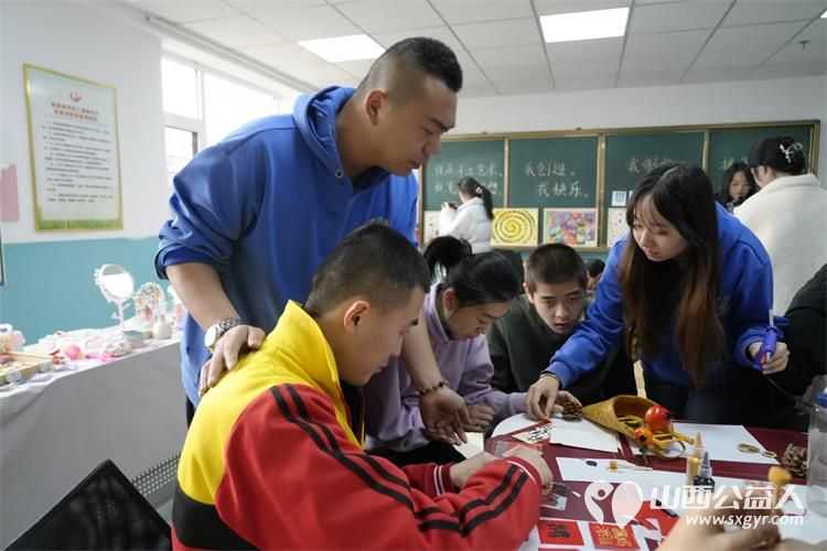 太原华盛天传媒的志愿者来到太原市灵星社区服务中心给孤独症孩子们上了一堂手工课并品尝到了新鲜可口的糖葫芦 - 第6张 - 山西公益人 太原华盛天传媒的志愿者来到太原市灵星社区服务中心给孤独症孩子们上了一堂手工课并品尝到了新鲜可口的糖葫芦 - 第6张