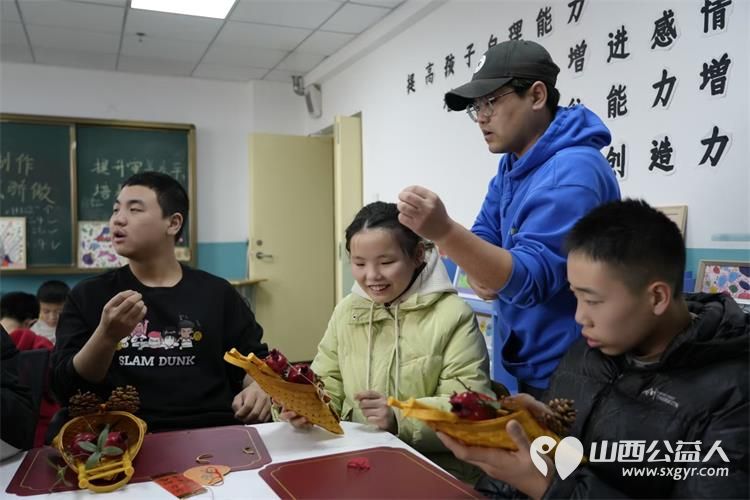 太原华盛天传媒的志愿者来到太原市灵星社区服务中心给孤独症孩子们上了一堂手工课并品尝到了新鲜可口的糖葫芦 - 第5张 - 山西公益人 太原华盛天传媒的志愿者来到太原市灵星社区服务中心给孤独症孩子们上了一堂手工课并品尝到了新鲜可口的糖葫芦 - 第5张