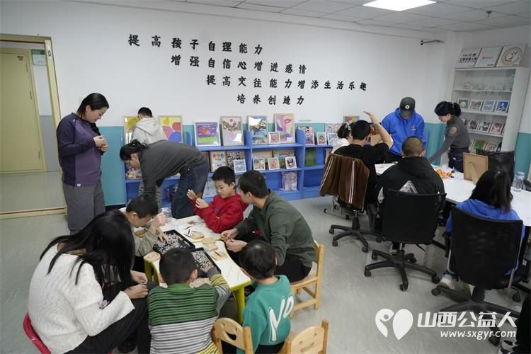 太原华盛天传媒的志愿者来到太原市灵星社区服务中心给孤独症孩子们上了一堂手工课并品尝到了新鲜可口的糖葫芦 - 第7张 - 山西公益人 太原华盛天传媒的志愿者来到太原市灵星社区服务中心给孤独症孩子们上了一堂手工课并品尝到了新鲜可口的糖葫芦 - 第7张