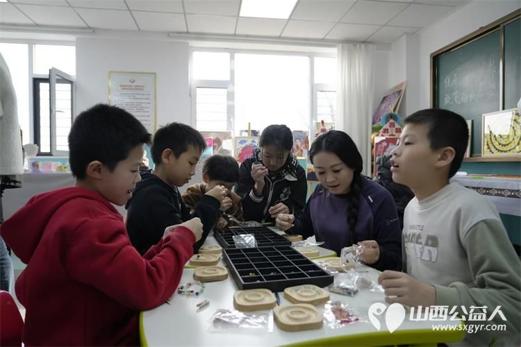 太原华盛天传媒的志愿者来到太原市灵星社区服务中心给孤独症孩子们上了一堂手工课并品尝到了新鲜可口的糖葫芦 - 第8张 - 山西公益人 太原华盛天传媒的志愿者来到太原市灵星社区服务中心给孤独症孩子们上了一堂手工课并品尝到了新鲜可口的糖葫芦 - 第8张