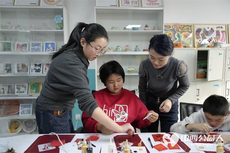太原华盛天传媒的志愿者来到太原市灵星社区服务中心给孤独症孩子们上了一堂手工课并品尝到了新鲜可口的糖葫芦 - 第1张 - 山西公益人 太原华盛天传媒的志愿者来到太原市灵星社区服务中心给孤独症孩子们上了一堂手工课并品尝到了新鲜可口的糖葫芦 - 第1张