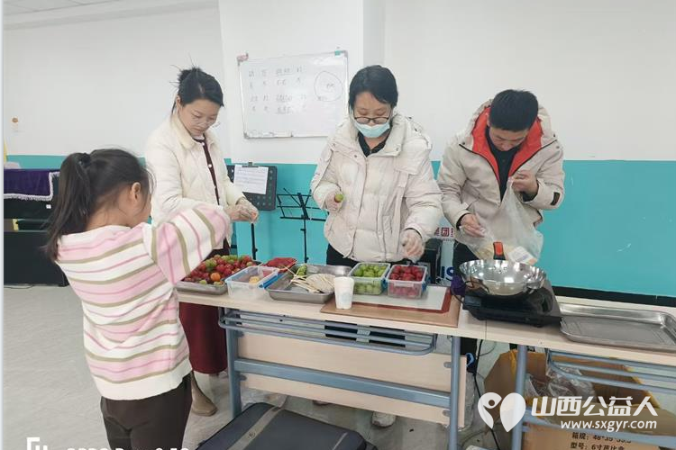 太原华盛天传媒的志愿者来到太原市灵星社区服务中心给孤独症孩子们上了一堂手工课并品尝到了新鲜可口的糖葫芦 - 第4张 - 山西公益人 太原华盛天传媒的志愿者来到太原市灵星社区服务中心给孤独症孩子们上了一堂手工课并品尝到了新鲜可口的糖葫芦 - 第4张