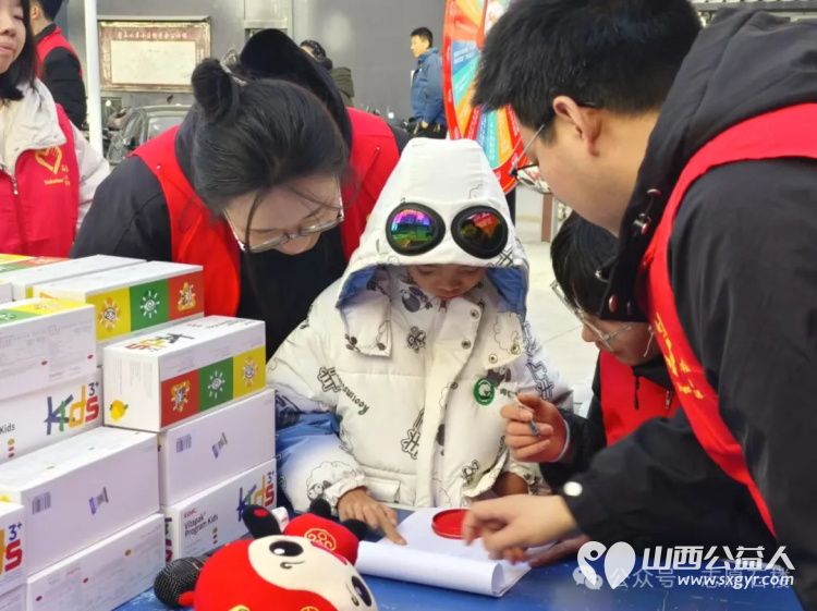 暖冬关爱 京东助力石楼县困境青少年成长石楼县青年志愿者协会承办向石楼县的114名困境青少年捐赠精心挑选的营养包 - 第8张