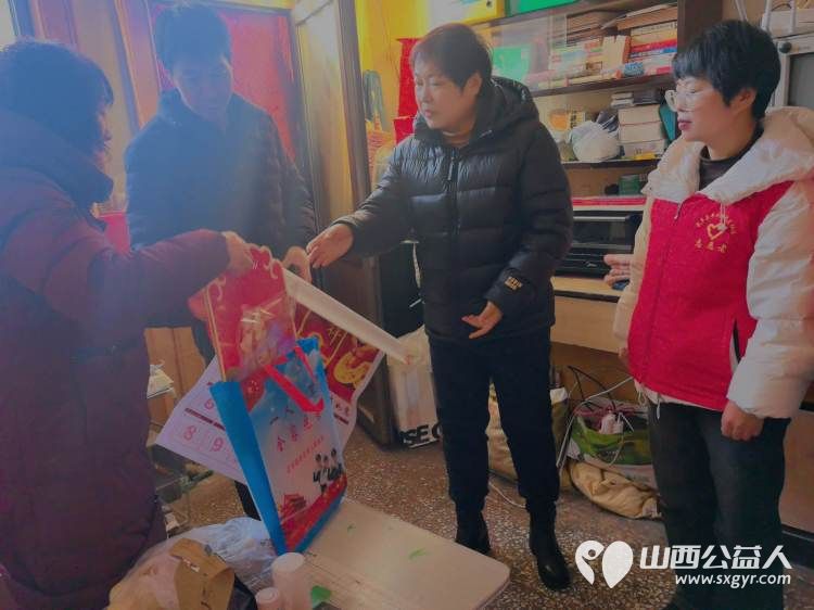 武乡县太东社区组织工作人员、志愿者开展“春节前夕送温暖”暨“春联送万家”系列活动 - 第9张