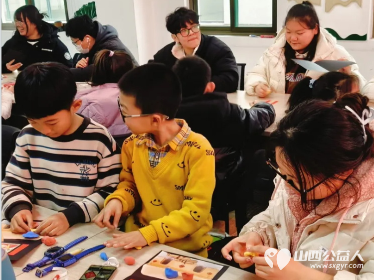 临汾市铁路东街道康庄社区开展寒假缤纷假期公益课堂志愿活动临汾市护苗爱心志愿服务队在本期公益辅导班中做辅导 - 第8张