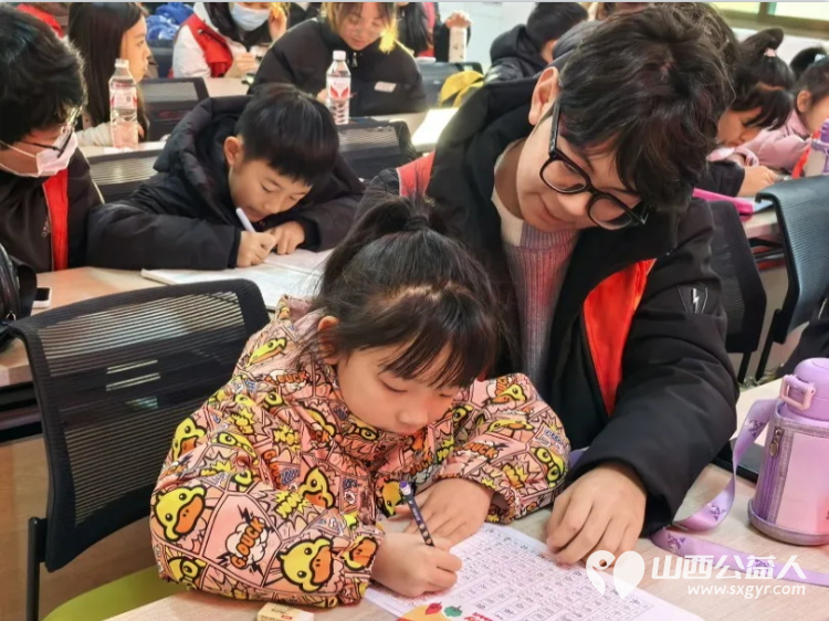 临汾市铁路东街道康庄社区开展寒假缤纷假期公益课堂志愿活动临汾市护苗爱心志愿服务队在本期公益辅导班中做辅导 - 第10张