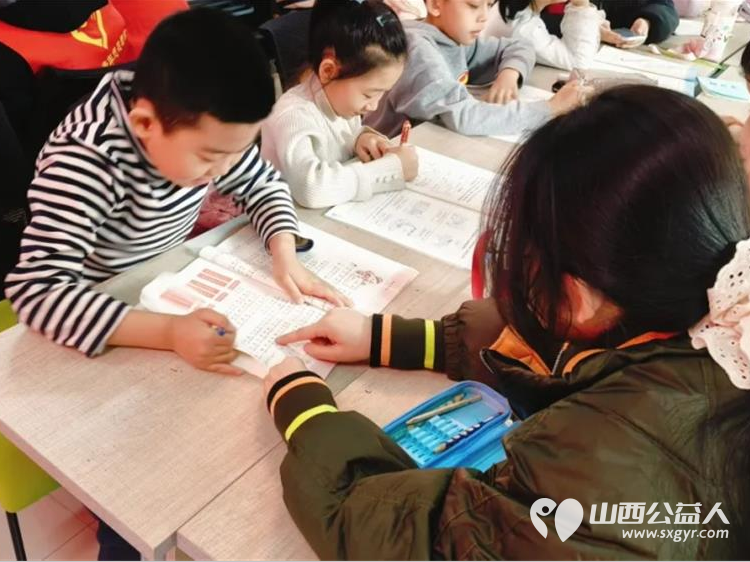 临汾市铁路东街道康庄社区开展寒假缤纷假期公益课堂志愿活动临汾市护苗爱心志愿服务队在本期公益辅导班中做辅导 - 第12张